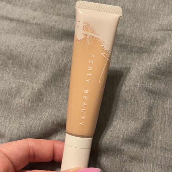 Fenty 200 Pro Filt'r Hydrating Longwear Foundation - Picture 5 of 5